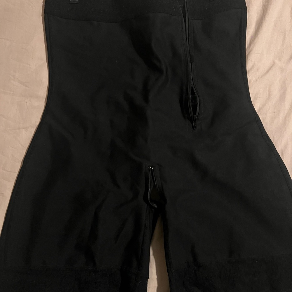 Like NEW Women’s “FAJA” named WONDERFIT in Black with lace.